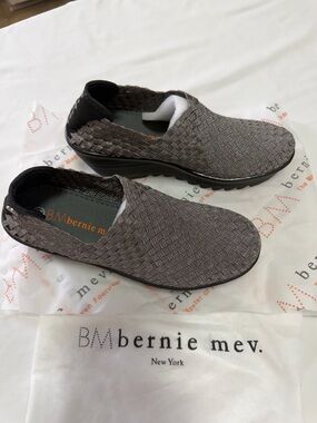 bernie mev. Woven Slip-On Wedges in Gray